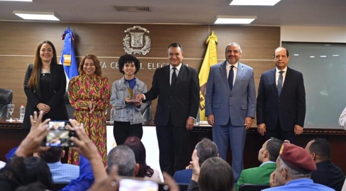 JCE reconoce a la cedulada número 3 millones y anuncia se elimina restricción del mes de cumpleaños para renovar cédula