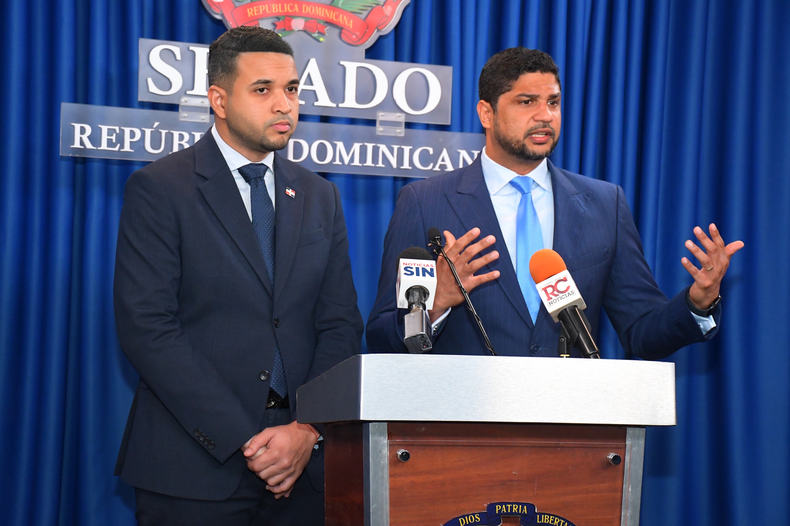 El senador Gustavo Lara Salazar junto al ministro de la Juventud Carlos Valdez, presenta proyecto de ley para el desarrollo laboral juvenil.