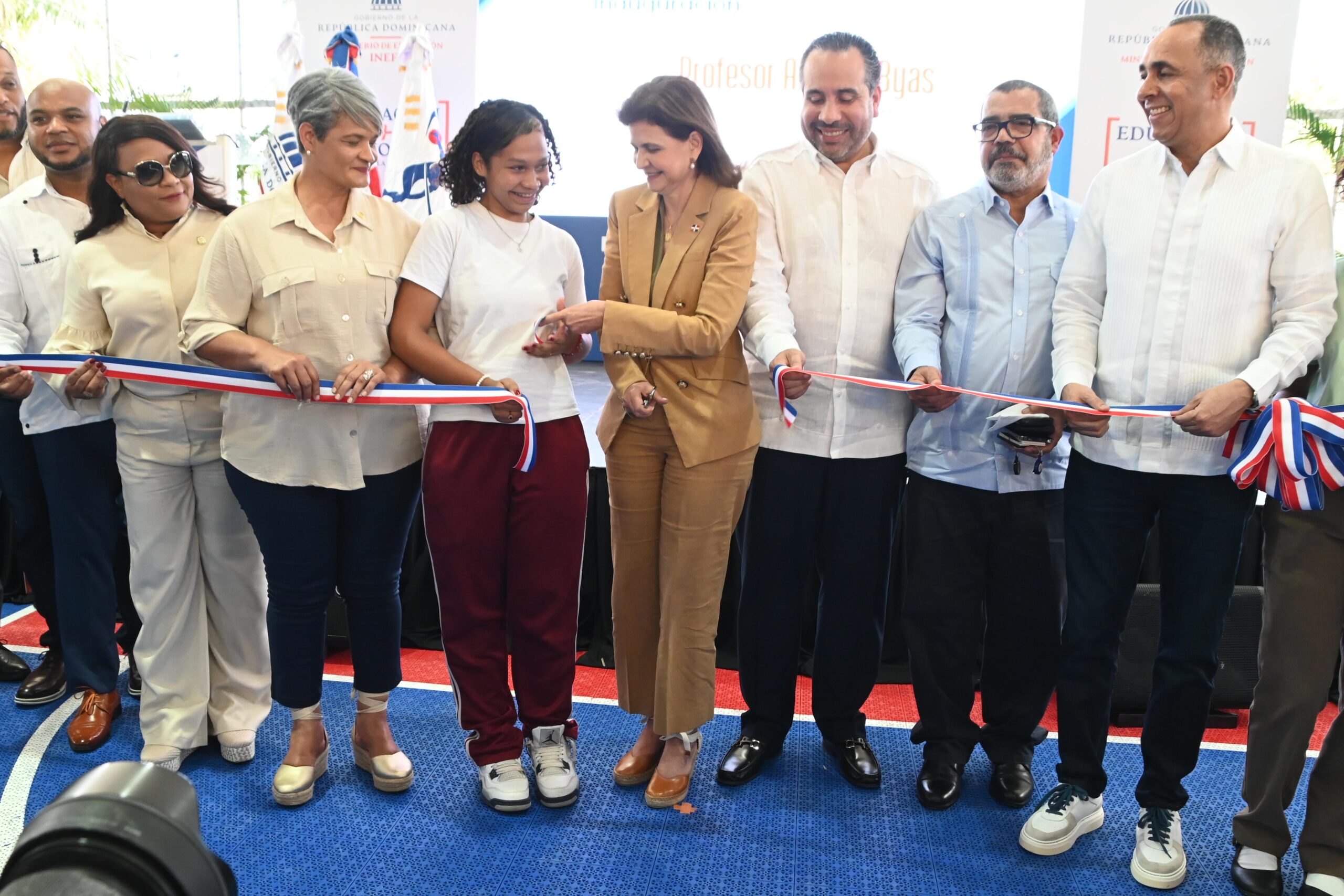 Vicepresidenta Raquel Peña y Alberto Rodríguez entregan moderno polideportivo en San Pedro de Macorís
