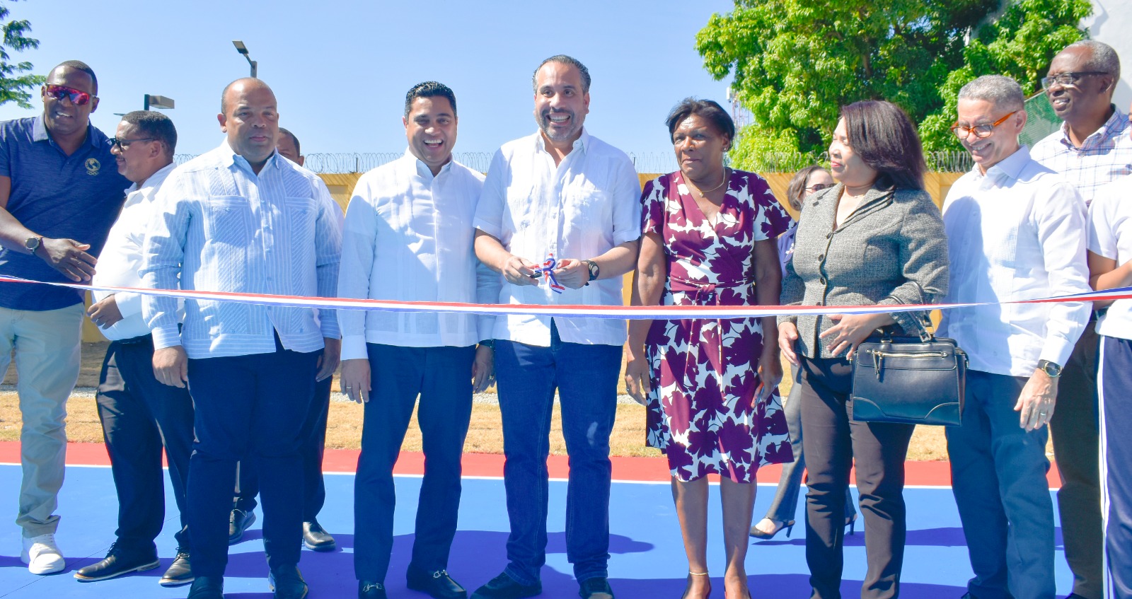 PIE DE FOTO 2 ALBERTO RODRIGUEZ REALIZA EL CORTE DE LA CINTA PARA DEJAR INAUGURADO