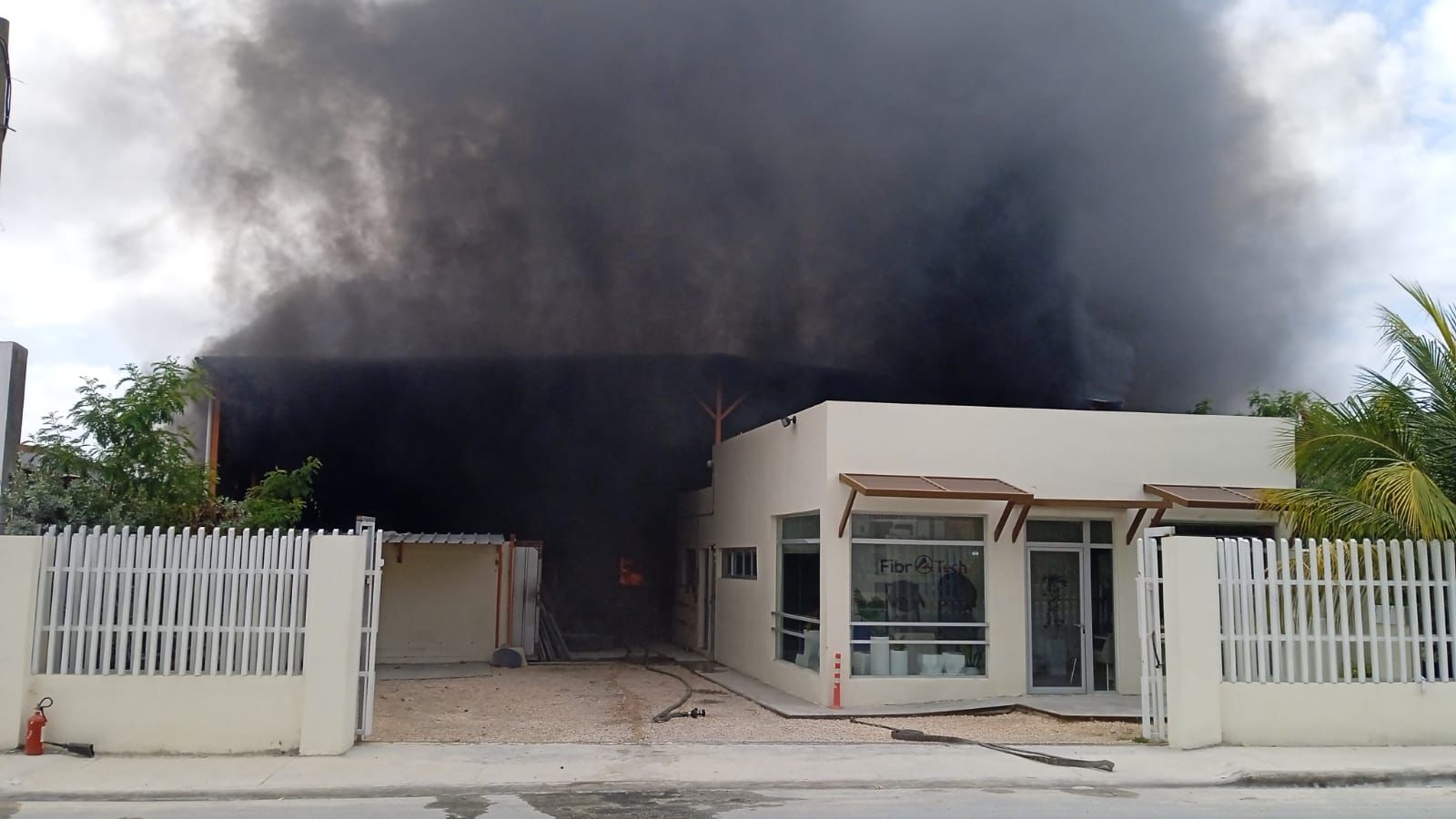 Sistema 911 coordina respuesta ante incendio en empresa en La Altagracia