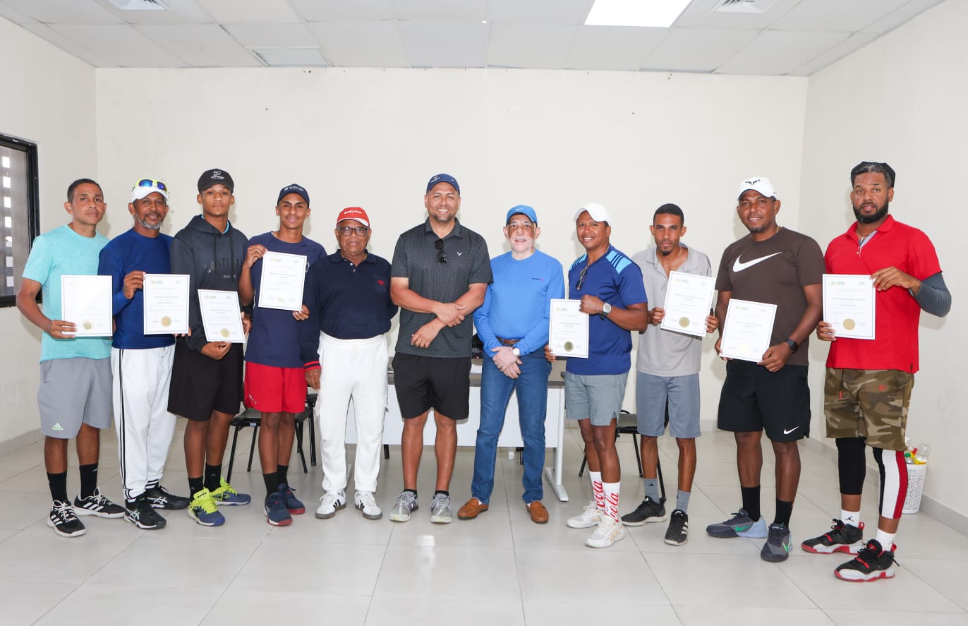 Fedotenis celebra Curso Play Tennis en el Polideportivo de La Romana