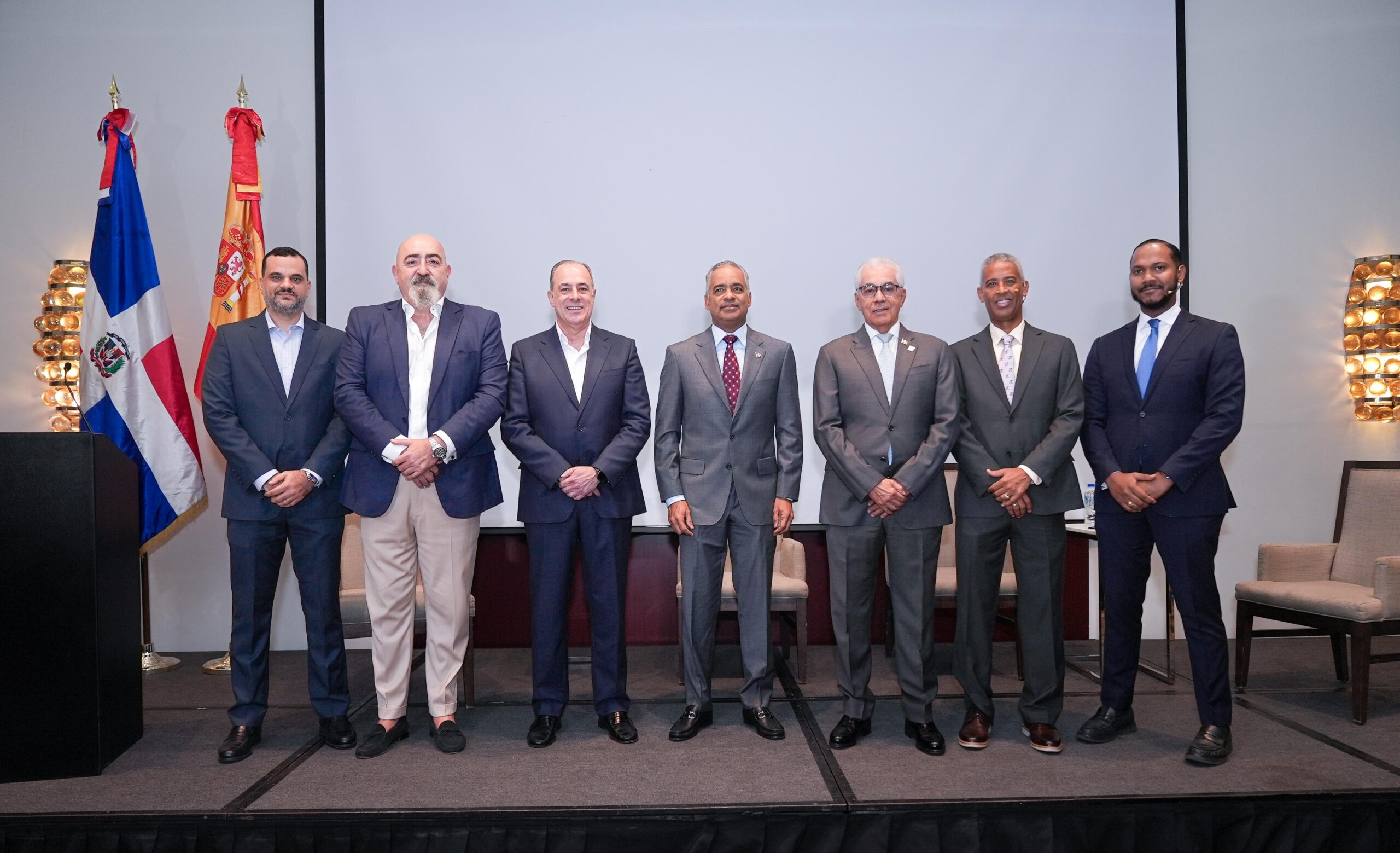 El ministro Joel Santos, junto Paco Pérez y demás representantes de instituciones del sector energía y la Camacoesrd