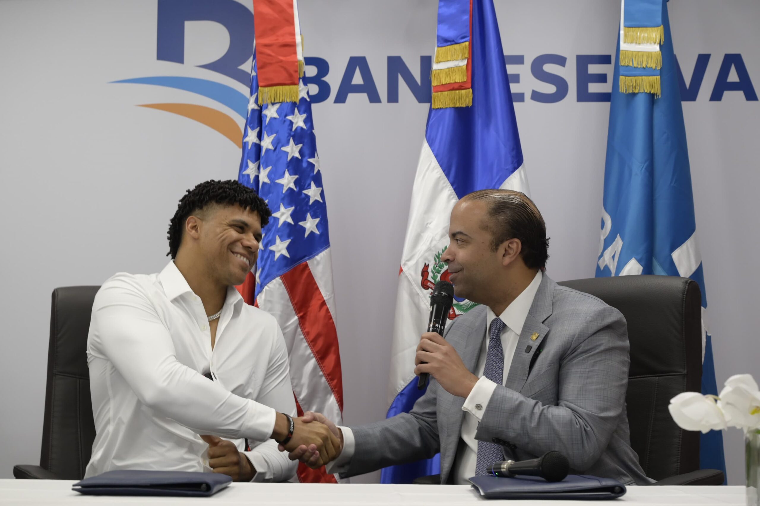 Banreservas y Juan Soto firman acuerdopara promover el orgullo de ser dominicano