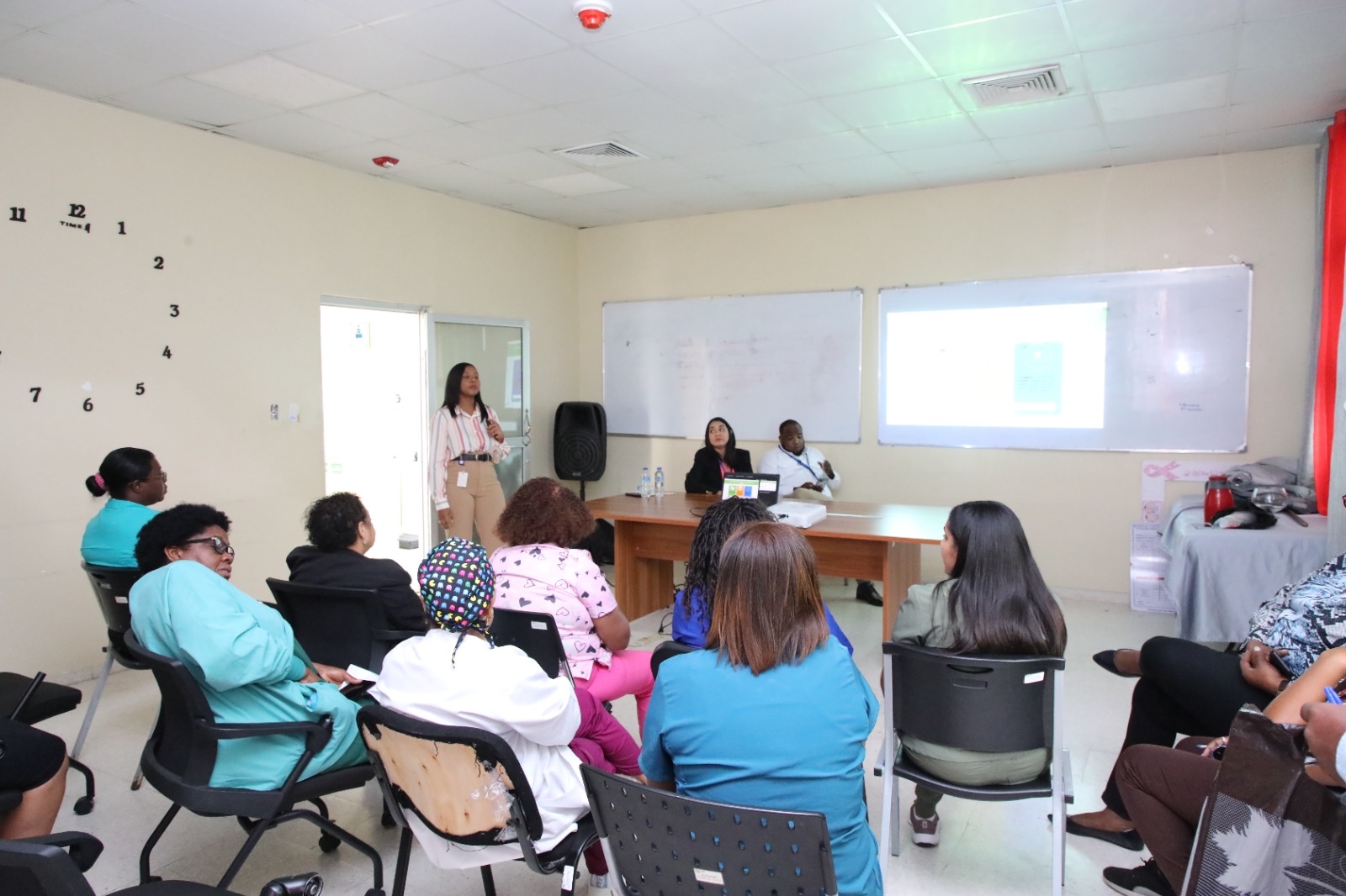 SISALRIL educa sobre protección de derechos en salud en la Maternidad La Altagracia