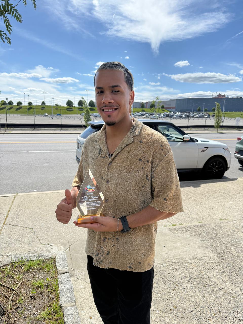 Yan Romel recibe su primer reconocimiento como “Joven de Oro”
