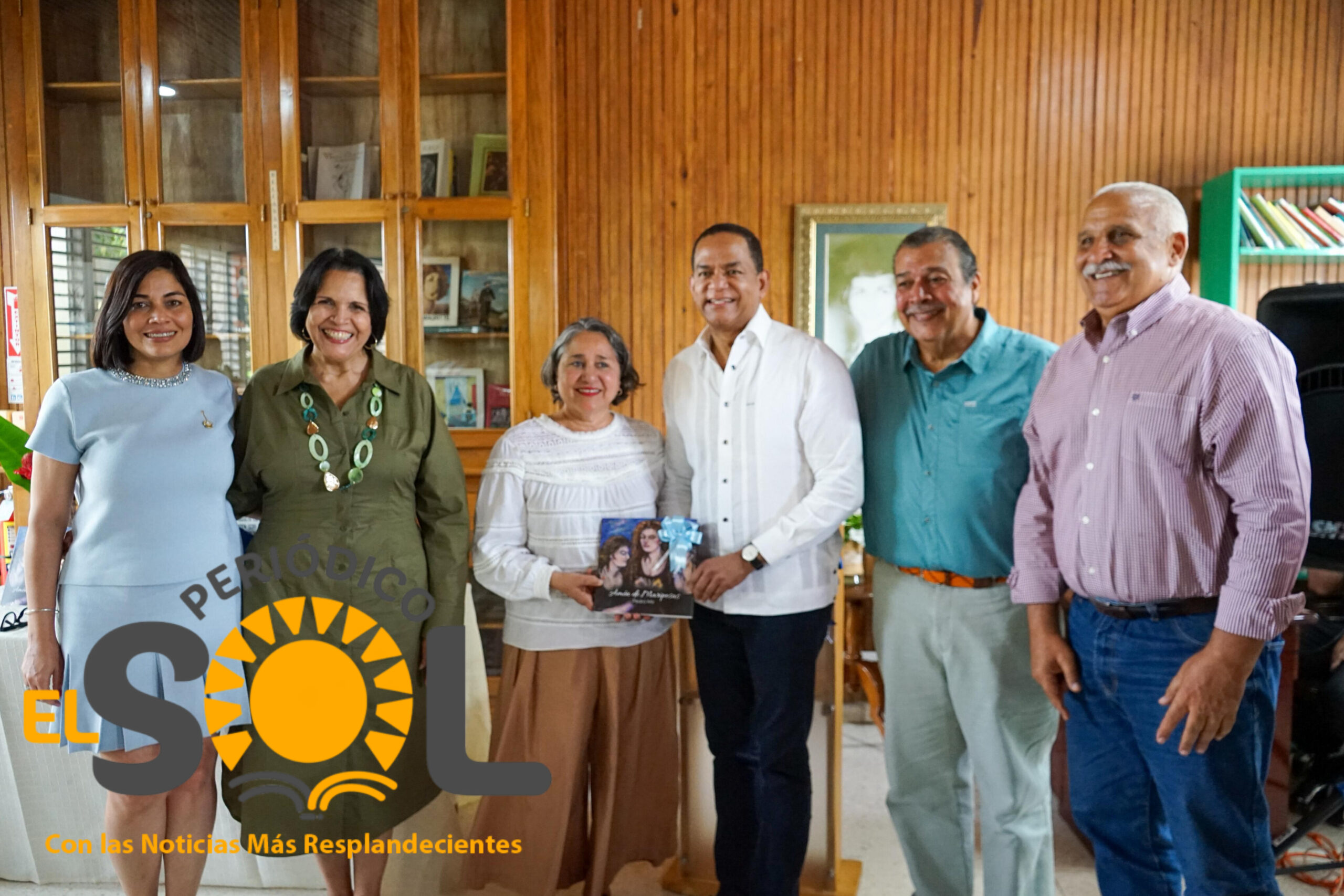 Superintendencia de Seguros entrega nueva edición del poema Amén de Mariposas a Museo Hermanas Mirabal