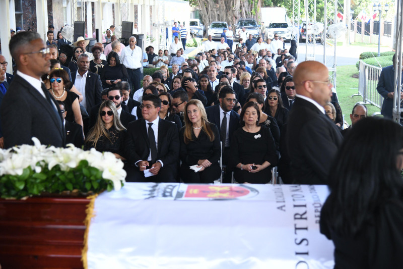 Autoridades municipales rinden guardia de honor al féretro de "Fello" en el Ayuntamiento del Distrito Nacional.