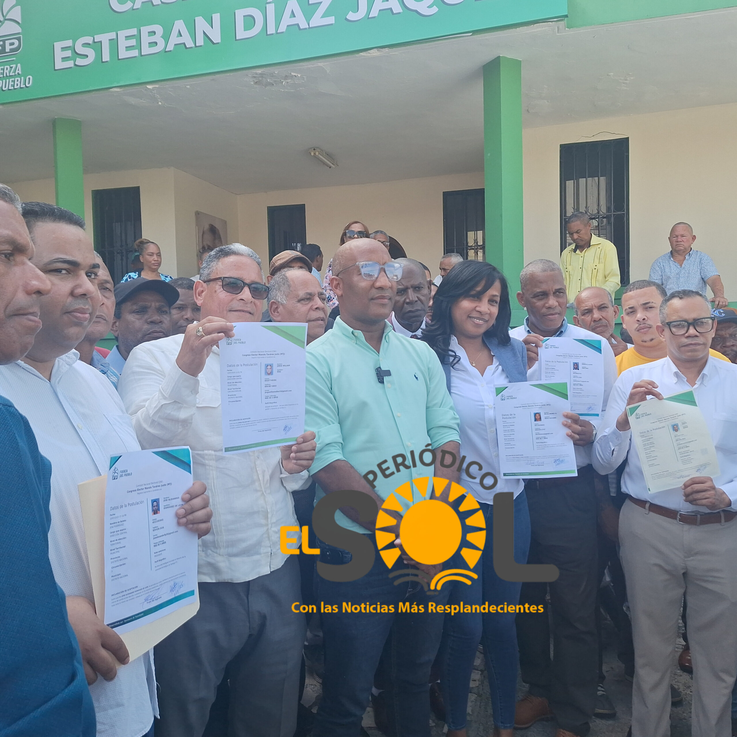 El Miembro de la Dirección Central de la Circunscripción 3 del Distrito Nacional Aníbal Rivera acompañó a los aspirantes a la Dirección Central a inscribirse en la Casa Nacional.