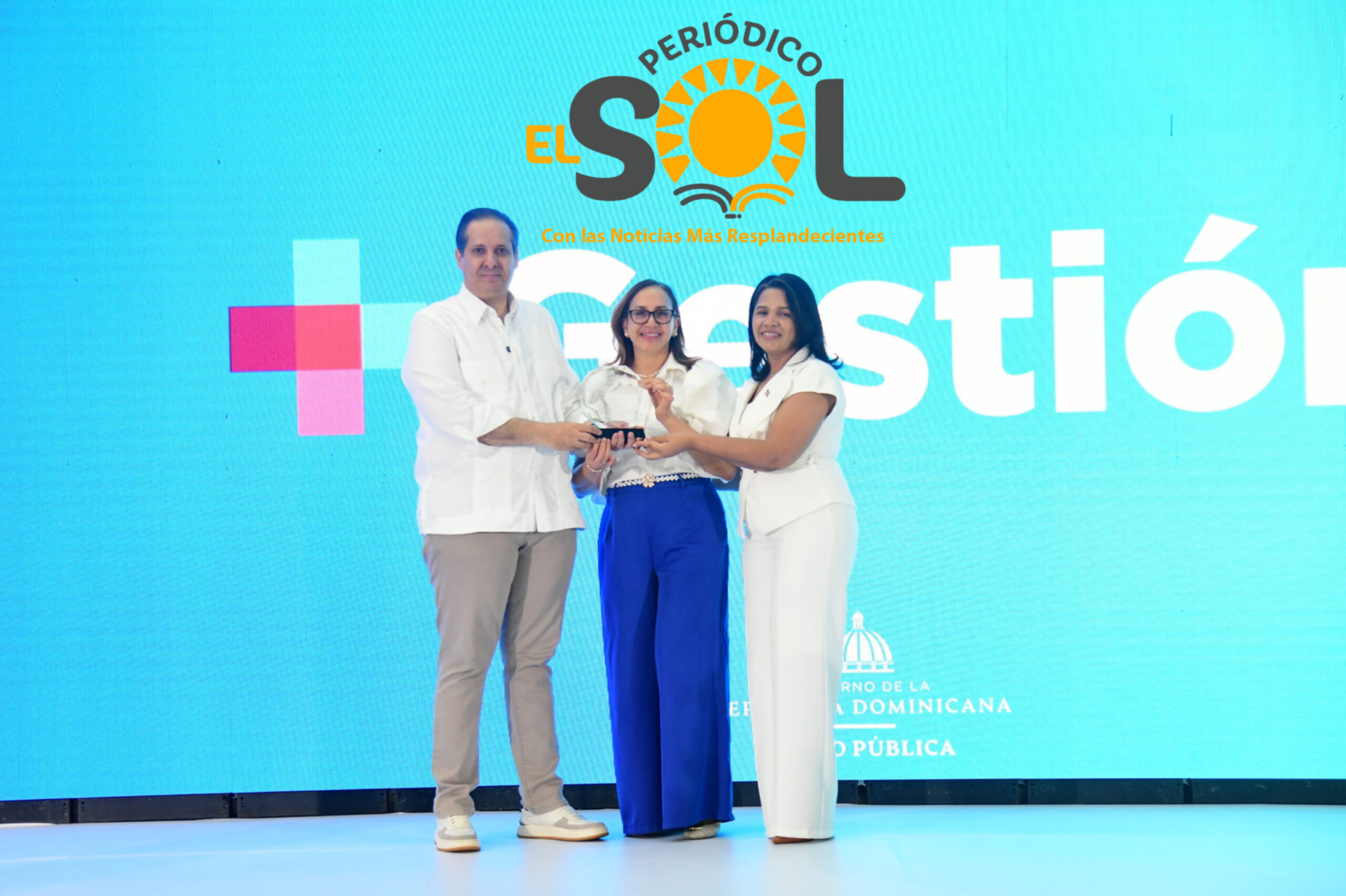 Ministro de Salud reconoce con Excelencia Institucional a direcciones provinciales y programas por su gestión destacada