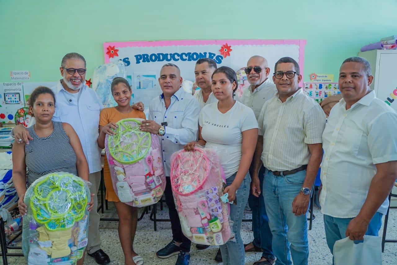La Ruta Comunitaria de la DGDC lleva jornada asistencial a El Peñón, Barahona
