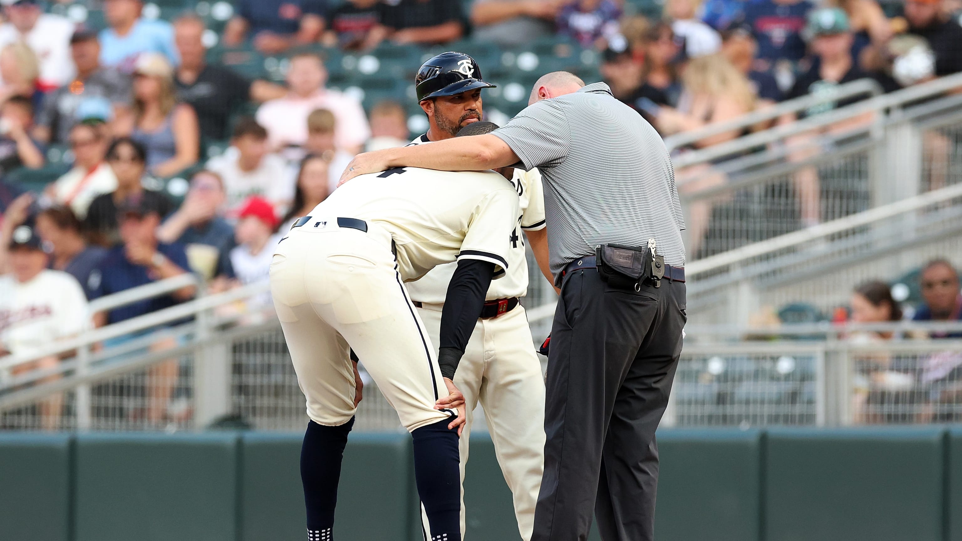 Carlos Correa sale del partido