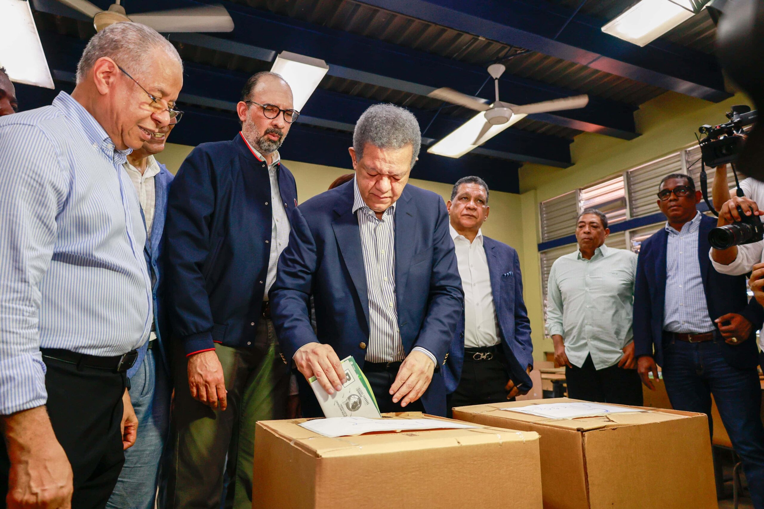 Leonel dice al gobierno admitir caída de economía se quemó