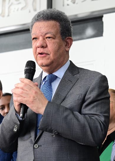 Leonel Fernández dice hospitales están más enfermos que los pacientes