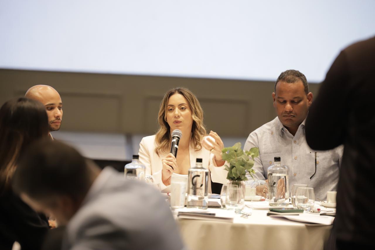 Gloria Reyes, DDSS aclarando dudas y explicando a la prensa