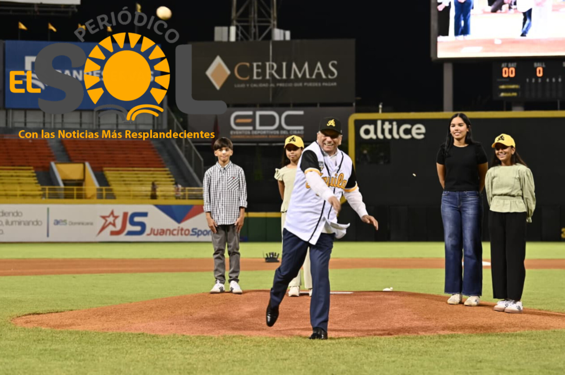 Leonardo Aguilera lanza la primera bola en partido inaugural del torneo de béisbol en el Estadio Cibao