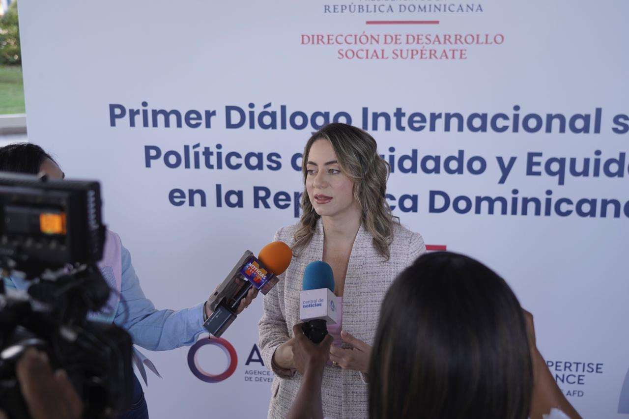 La directora de Desarrollo Social Supérate habla con representantes de medios sobre el primer diálogo internacional de Cuidados