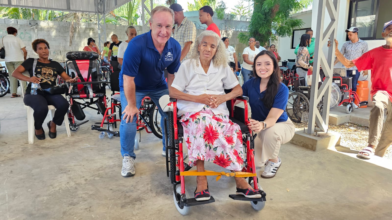 Las fundaciones WheelChair, Cruz Jiminián y Virgilio Féliz entregan sillas de rueda en comunidades del Sur