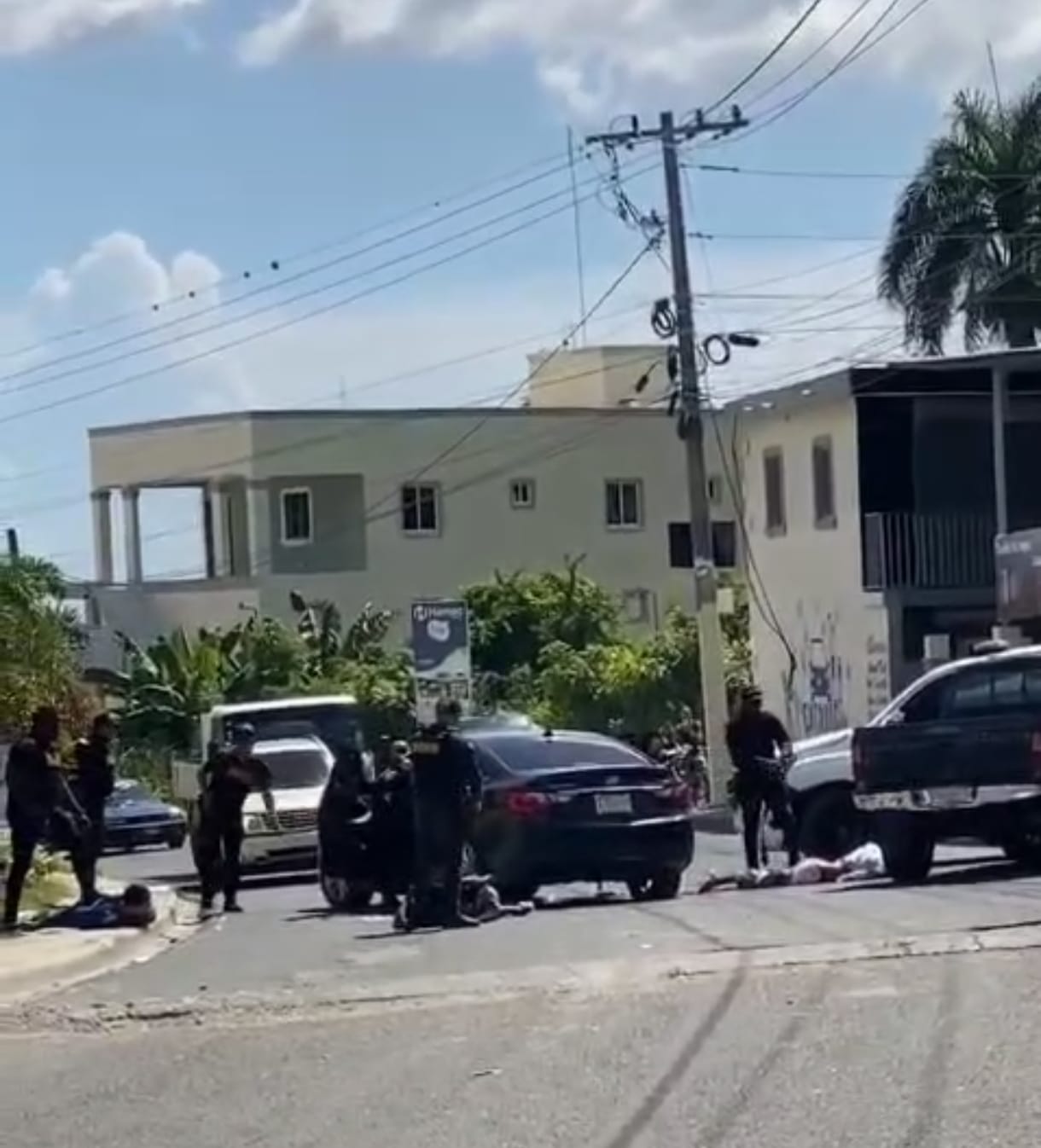 Intercambio de disparos en San Cristóbal deja un muerto y dos heridos tras asalto a taxista