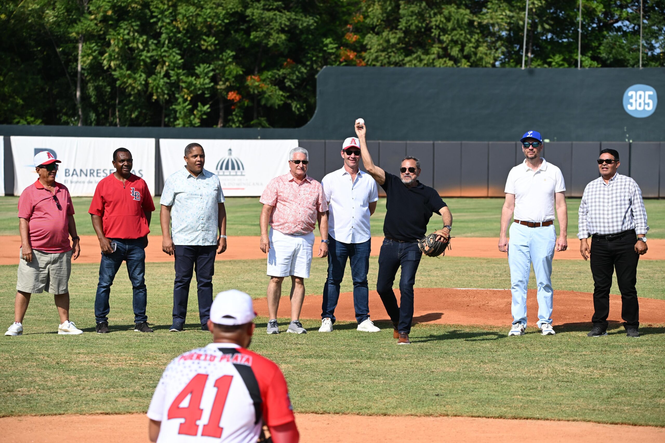 Comisionado Noboa realiza lance de honor en partido Licey y Atléticos de Puerto Plata
