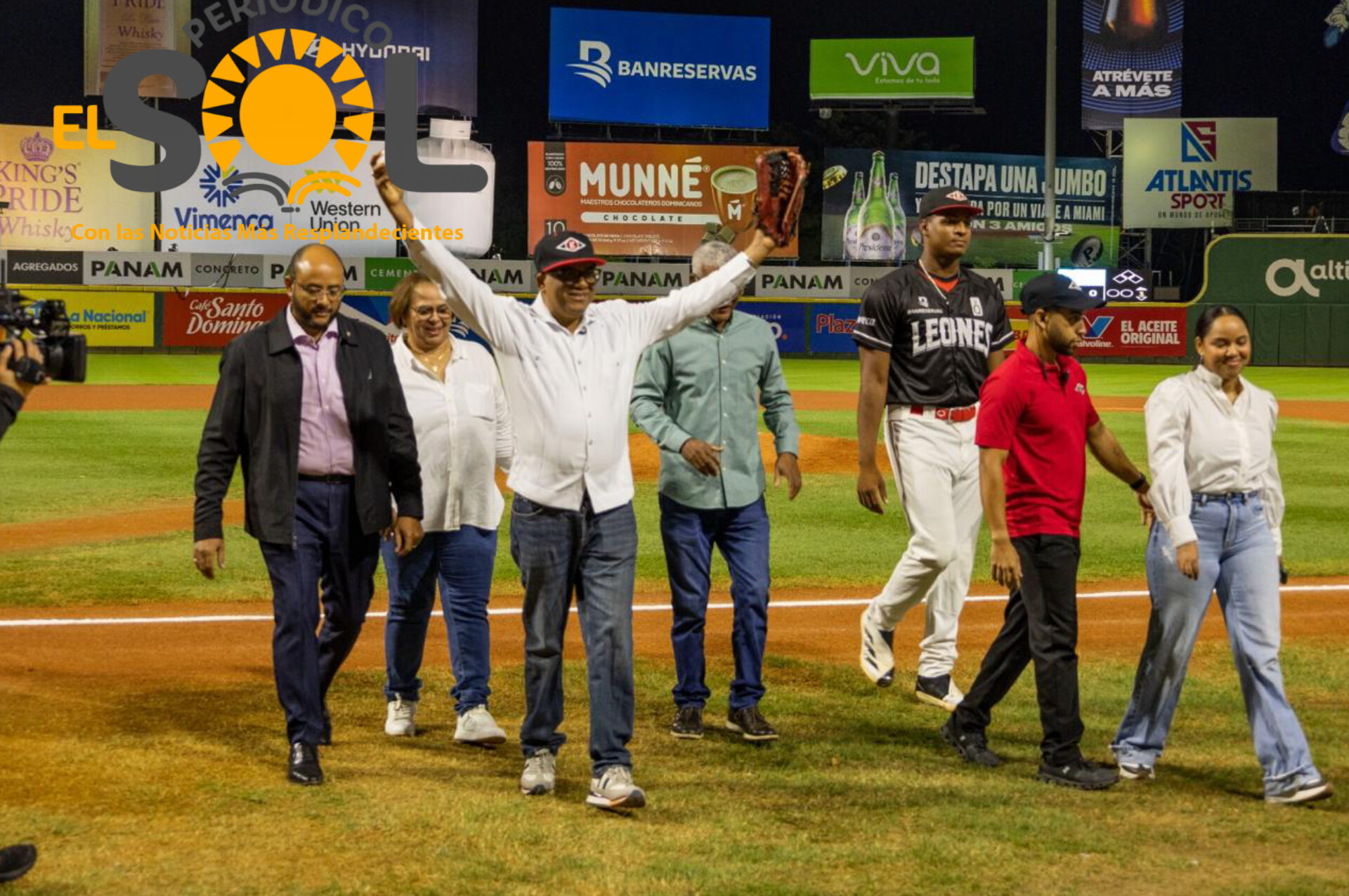 Director de DGJP lanza primera bola en partido de Leones del Escogido y Toros del Este