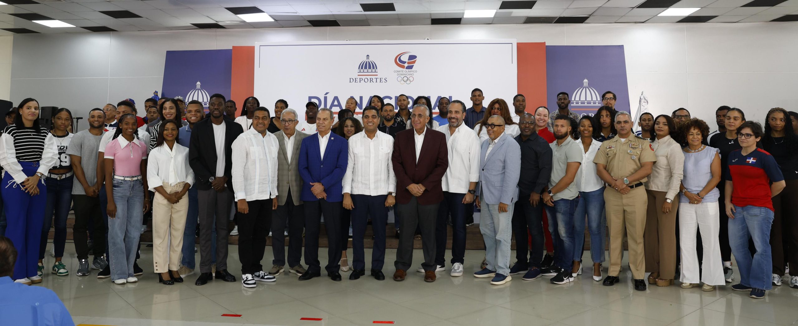 Ministro Kelvin Cruz celebra en grande junto a atletas el Día Nacional del Deporte