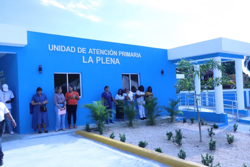 SAN CRISTÓBAL (R Dominicana).- La Empresa de Generación Hidroeléctrica Dominicana (EGEHID) entregó a la comunidad de La Plena, en Sainaguá, municipio de San Cristóbal, una Unidad de Atención Primaria (UNAP) totalmente equipada.
El centro asistencial fue construido por un monto de RD$ 17,548,162.99, con fondos propios de la EGEHID, como parte de su responsabilidad social corporativa.