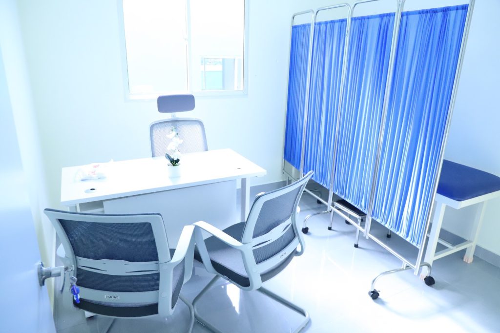 SAN CRISTÓBAL (R Dominicana).- La Empresa de Generación Hidroeléctrica Dominicana (EGEHID) entregó a la comunidad de La Plena, en Sainaguá, municipio de San Cristóbal, una Unidad de Atención Primaria (UNAP) totalmente equipada.
El centro asistencial fue construido por un monto de RD$ 17,548,162.99, con fondos propios de la EGEHID, como parte de su responsabilidad social corporativa.