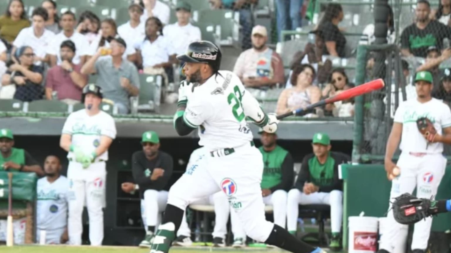 Canó debuta y produce en victoria de las Estrellas Orientales, Toros Apalean Leones