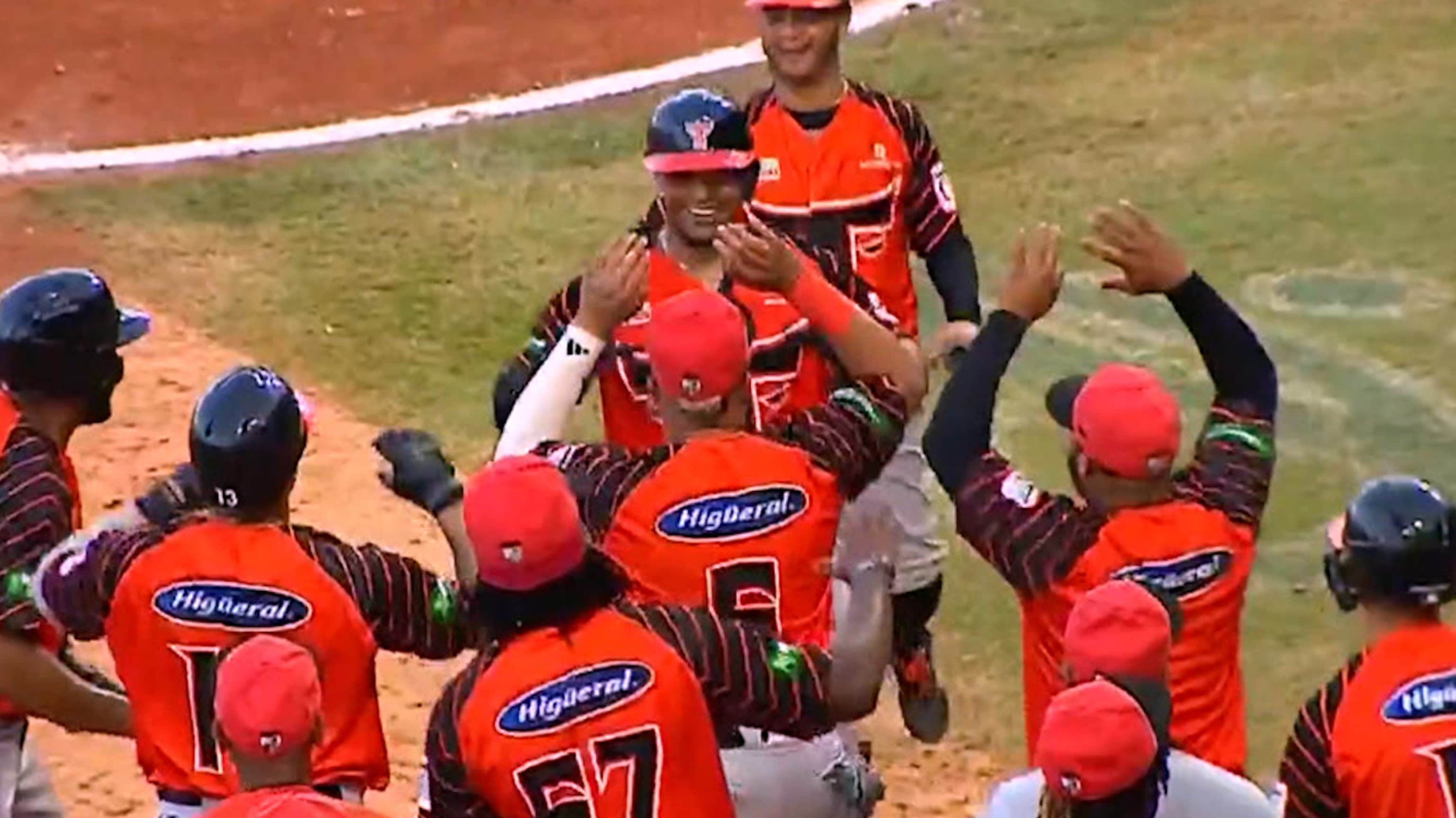 Ronaldo Hernández pega grand slam