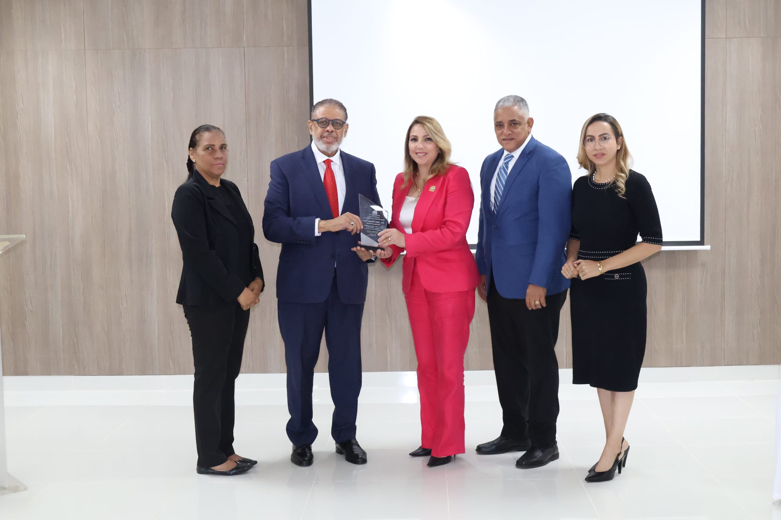 Desarrollo de la Comunidad reconoce a arqueóloga Kathleen Martínez por su destacada labor en Egipto