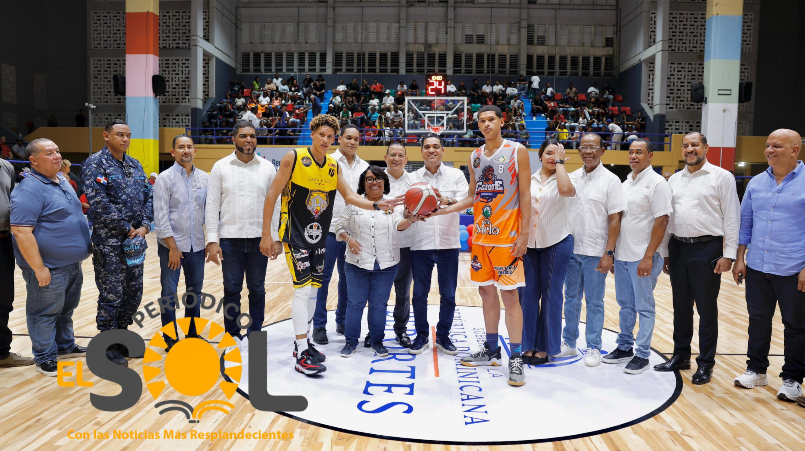 Ministro Kelvin Cruz remoza polideportivo y realiza aporte al TBS de Barahona