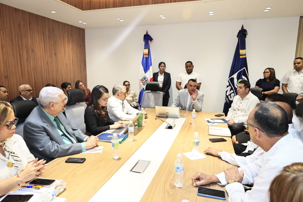 Titular SNS se reúne con directores de la sede central y regionales para presentar metas de salud 2026