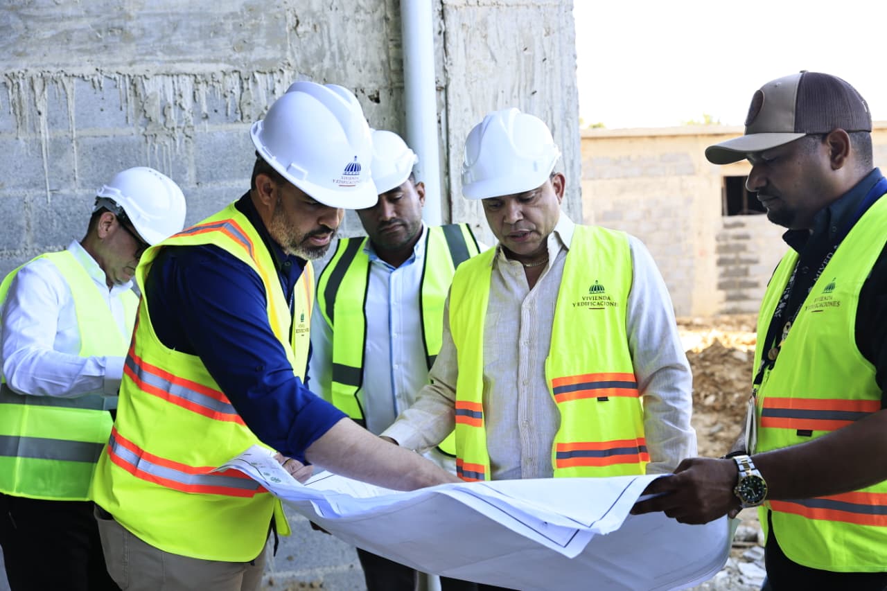 Landrón supervisa obras hospitalarias en Azua y San Cristóbal para garantizar estándares de calidad