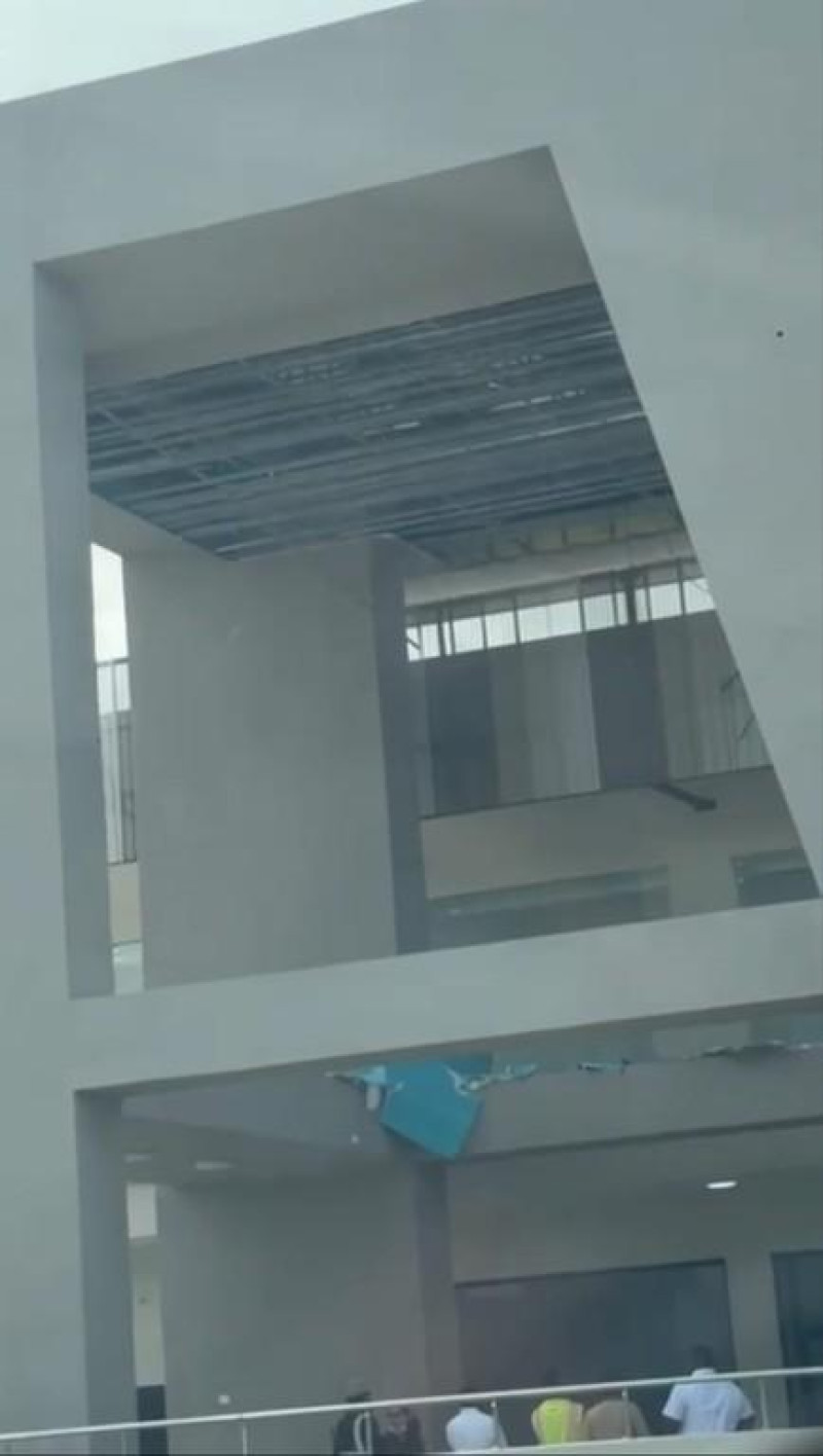 Cae parte del plafón en el recién inaugurado hospital de SFM y el SNS dice instruyó su retiro