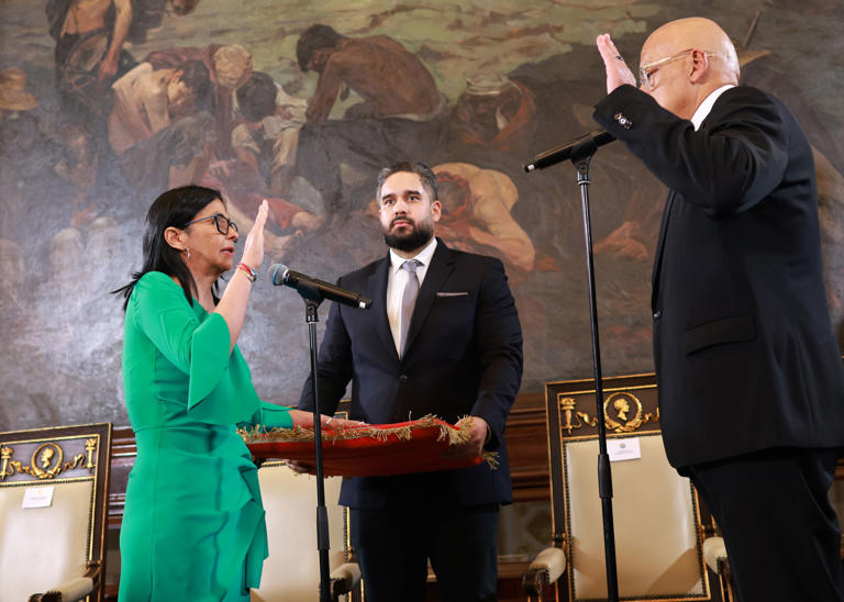El vestido de Delcy Rodríguez en su jura como presidenta de Venezuela desata polémica: “Made in Italy” y valorado en más de USD 760