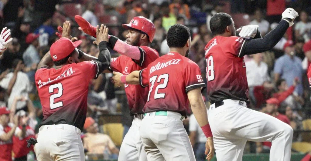Leones propinan cuarta derrota en línea a los Toros con rally de seis carreras y pone un pie en la Serie Final