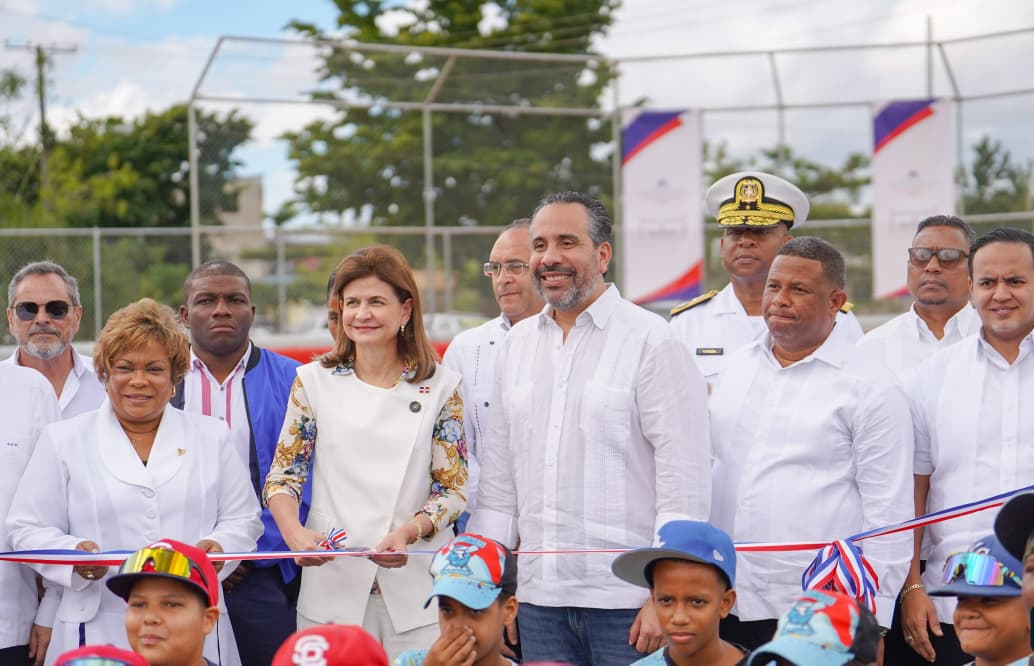 Vicepresidenta Raquel Peña y el INEFI entregan estadio de béisbol escolar en Santo Domingo Este