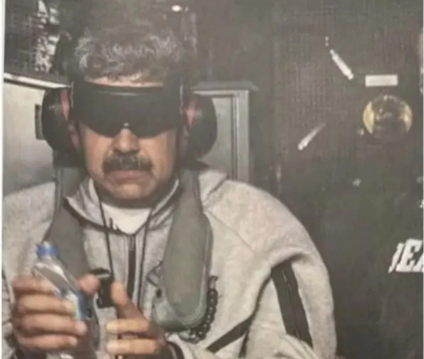 Donald Trump publica foto de Nicolás Maduro apresado: Ojos tapados, ropa gris y una botella de agua en la mano derecha