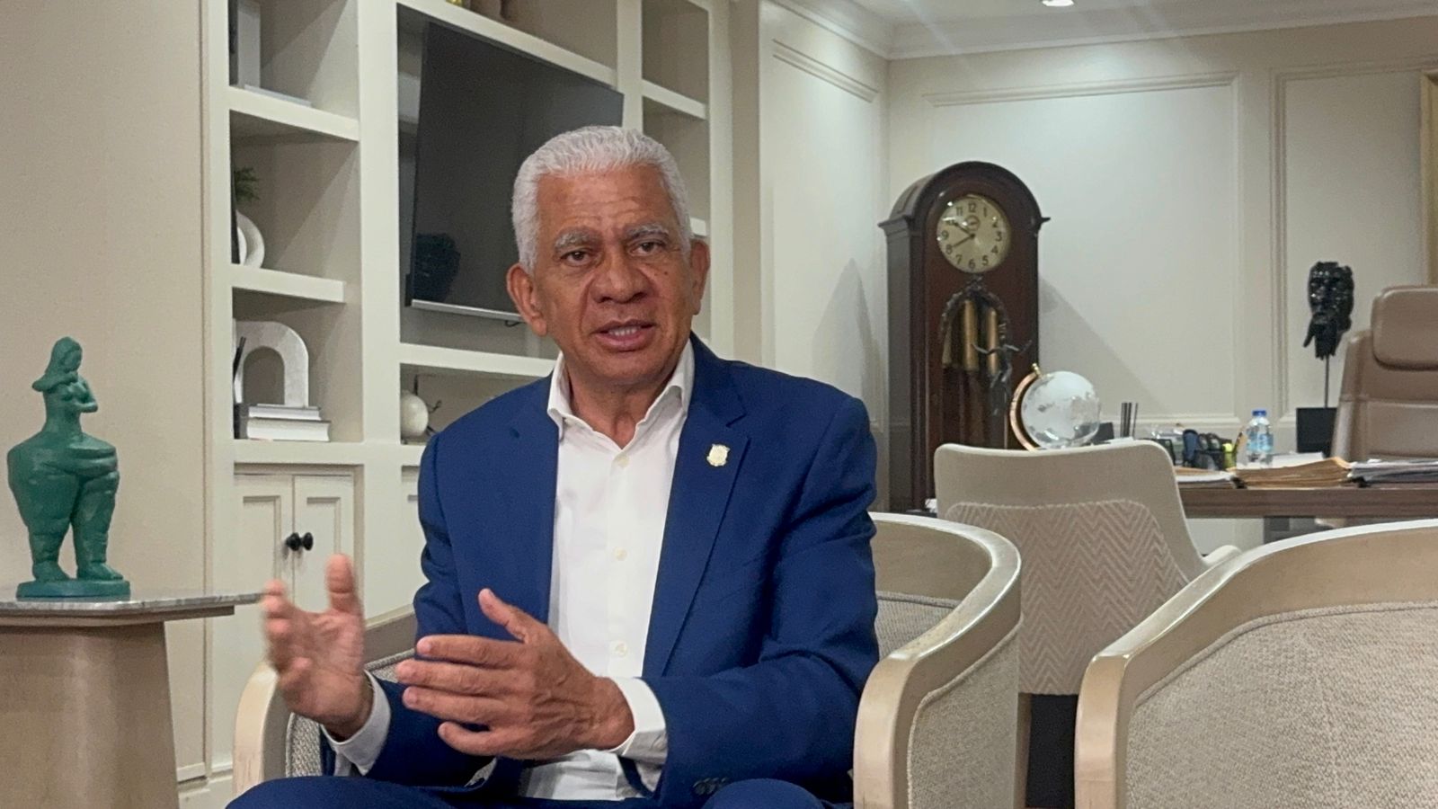 Ricardo de los Santos defiende a Abinader, resalta crecimiento económico y transparencia y rechaza pronunciamientos de Danilo Medina