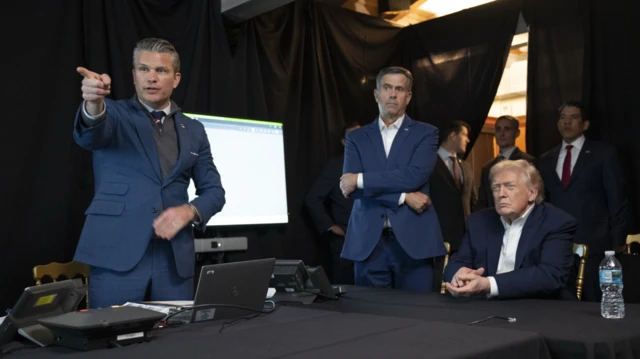 Pete Hegseth, Donald Trump y otros funcionarios miran la operación desde una sala en Florida