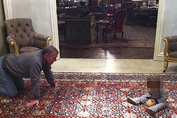 Las nuevas y comprometedoras fotos del ex príncipe Andrés: jugando con un misterioso niño y una pelota con un pezón