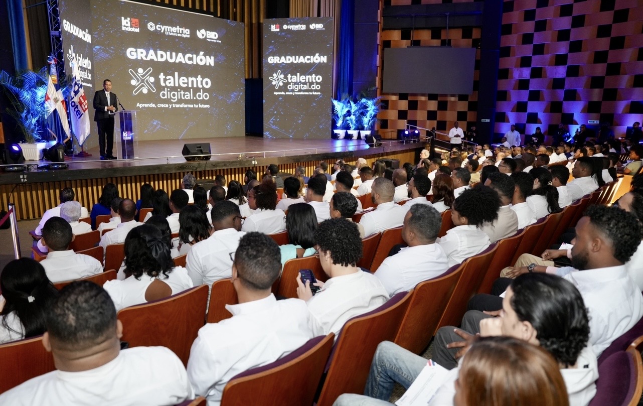5 mil nuevos talentos digitales se gradúan en acto encabezado por el presidente Abinader