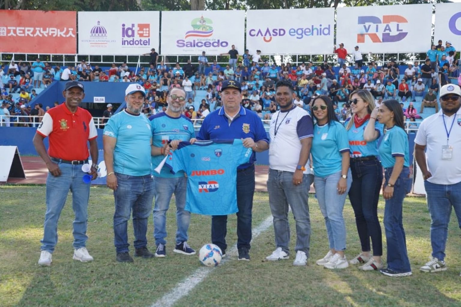 Profesor Santiago Portes realiza saque de honor en partido Salcedo FC vs O&M en la Liguilla de la LDF