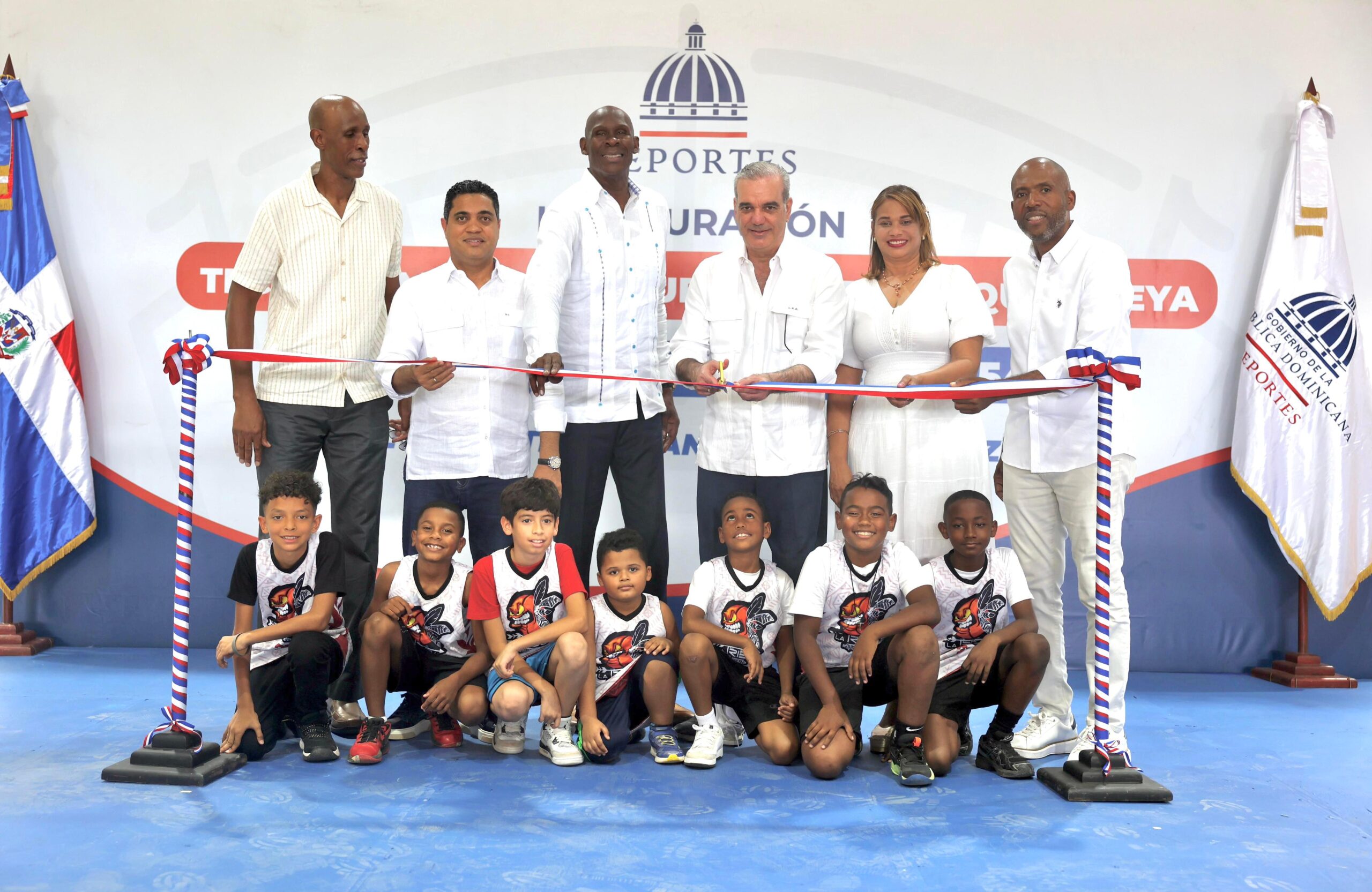 Presidente Abinader cumple promesa con Al Horford y Quisqueya al entregar techado La Tribu