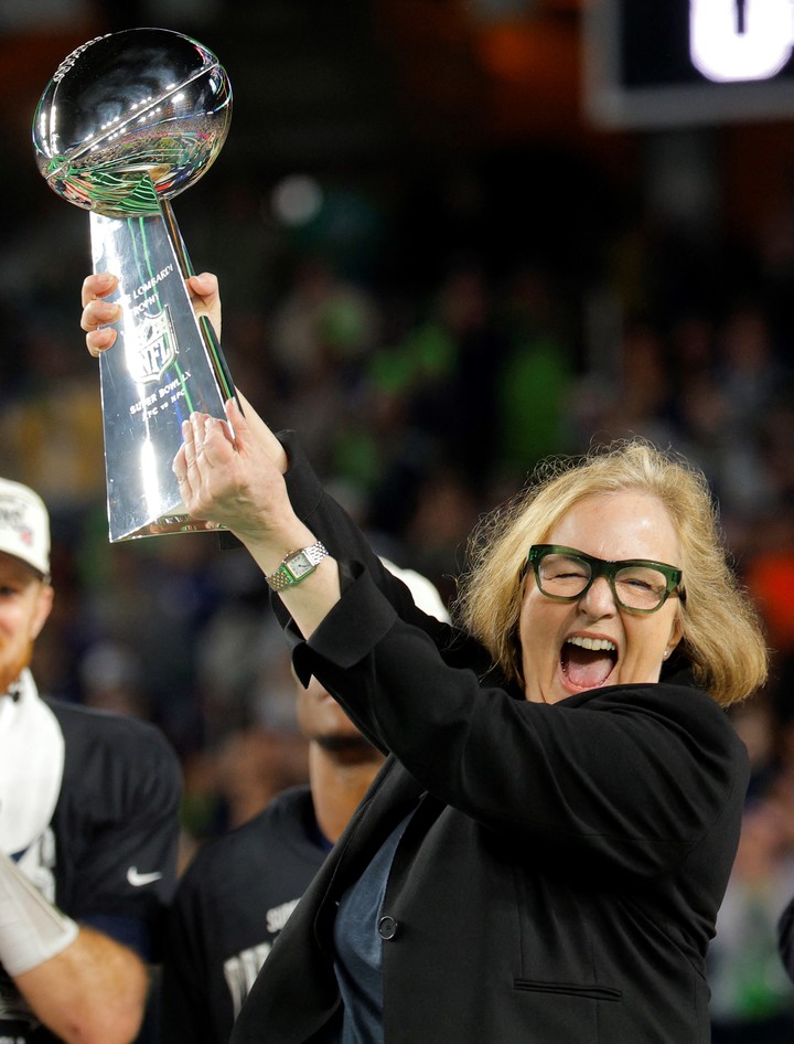 Jody Allen con el trofeo Vince Lombardi. Foto: REUTERS/Mike Blake