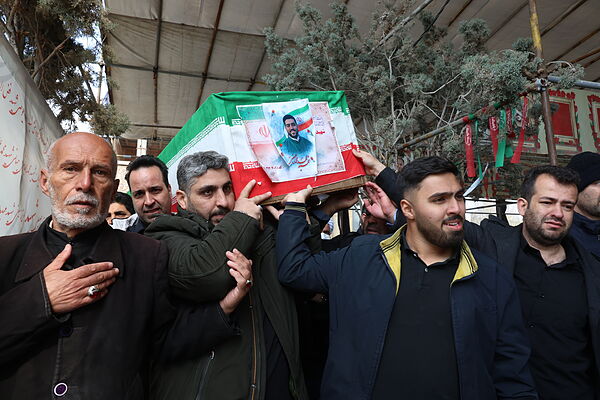 Iraníes,  durante un funeral en el cementerio de Behesht Zahra, en el sur de Teherán.