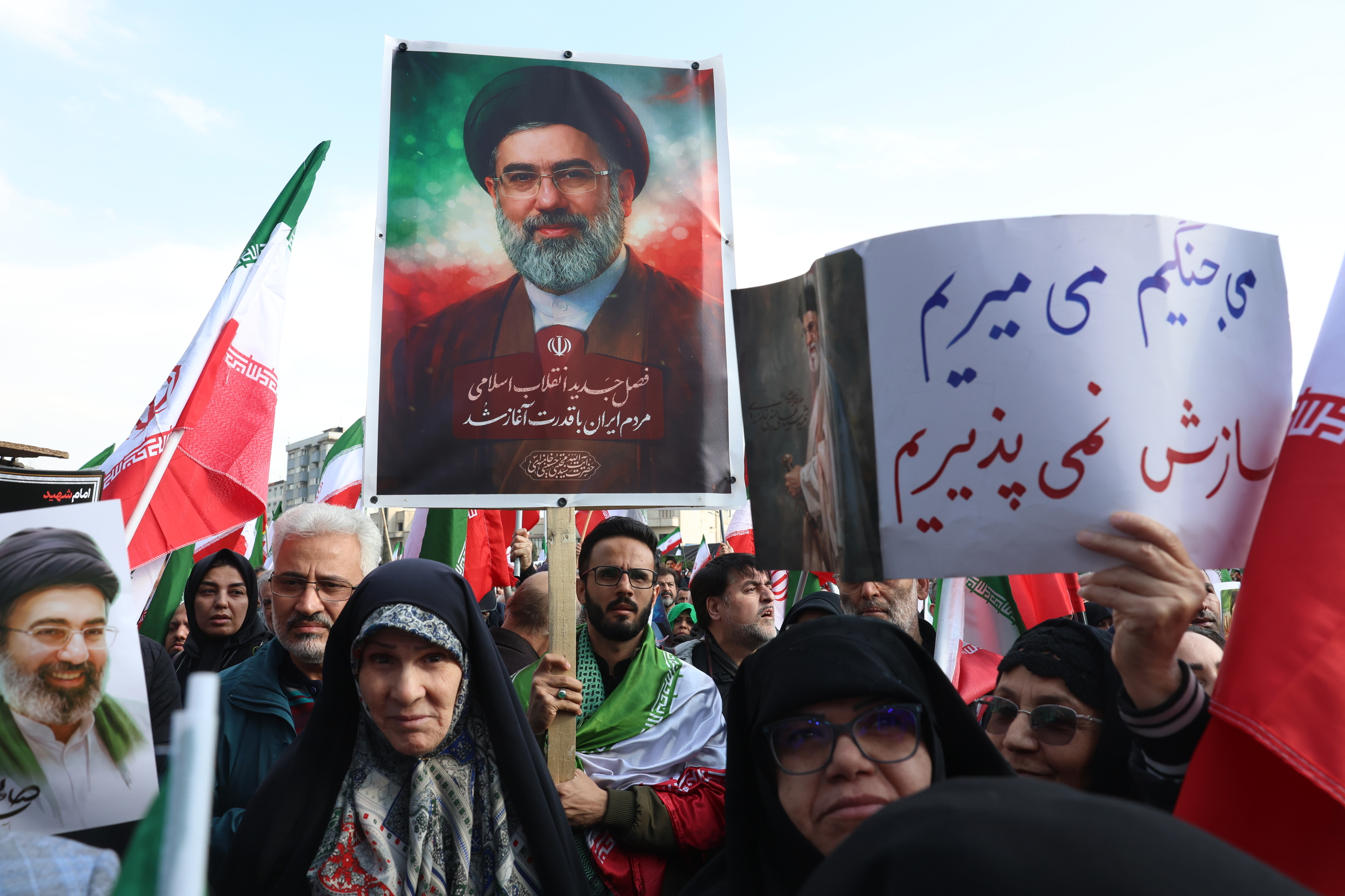 Una pancarta con la imagen del líder supremo de Irán, Mojtaba Jamenei.