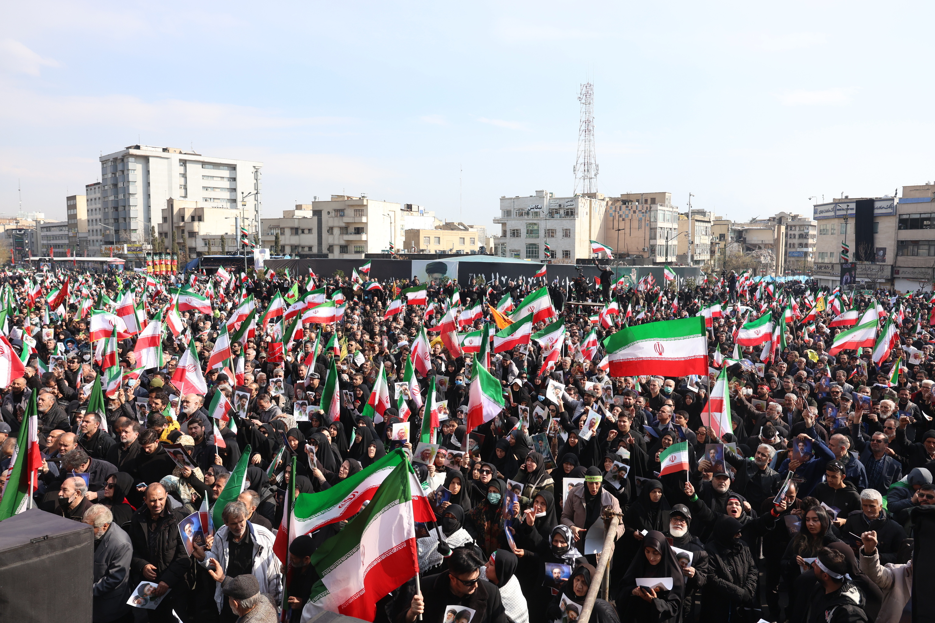 Miles de iraníes congregados en la plaza de Teherán este lunes.
