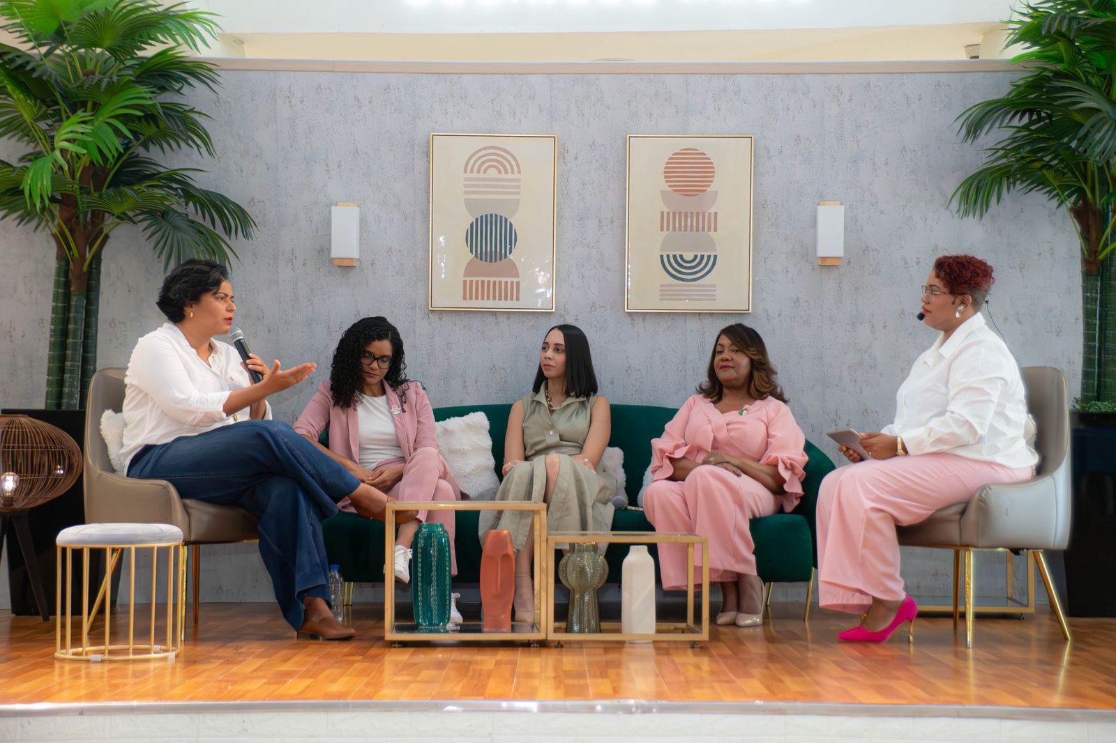 Salud mental femenina y liderazgo consciente centran panel “Ser Mujer Hoy” organizado por el Centro Psyché Bienestar Emocional